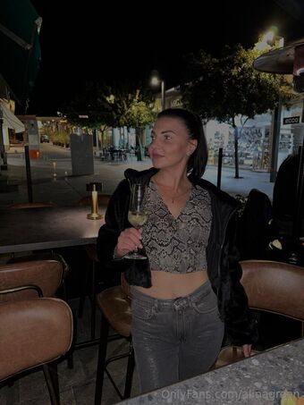 alinagreen Голе фотографије OnlyFans 16