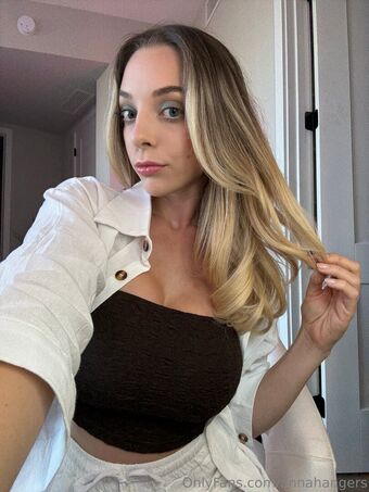 annahangers Голе фотографије OnlyFans 35