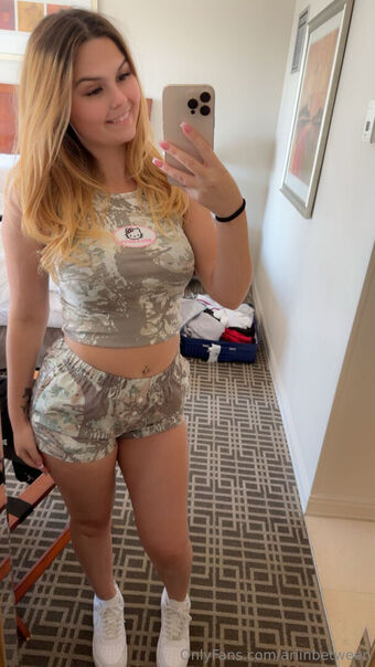 ariinbetween Голе фотографије OnlyFans 49