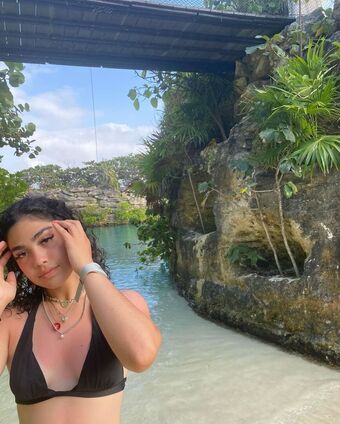 Athena Mansour Голе фотографије OnlyFans 8