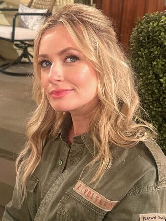 Beth Behrs Голе фотографије OnlyFans 87
