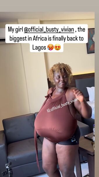 Busty Vivian Голе фотографије OnlyFans 52