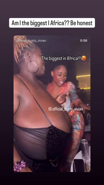 Busty Vivian Голе фотографије OnlyFans 54