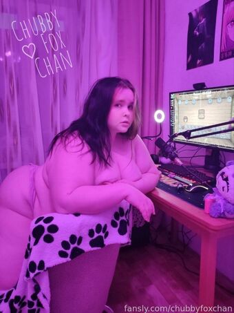 ChubbyFoxChan Голе фотографије OnlyFans 12