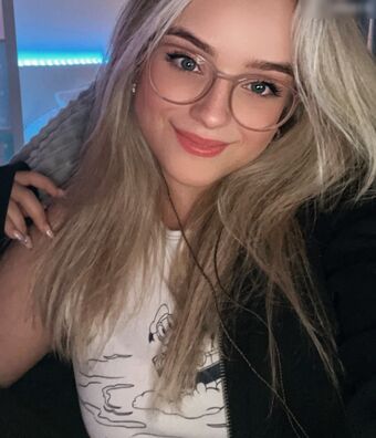 easyemi Голе фотографије OnlyFans 1