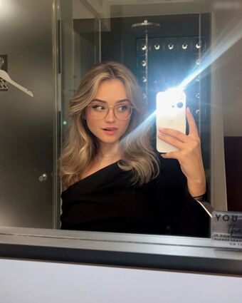 easyemi Голе фотографије OnlyFans 2