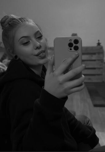 emaazing Голе фотографије OnlyFans 12