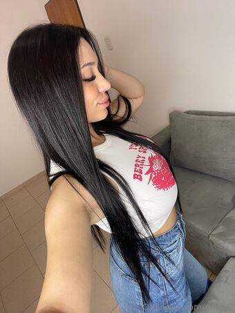 emav2 Голе фотографије OnlyFans 3