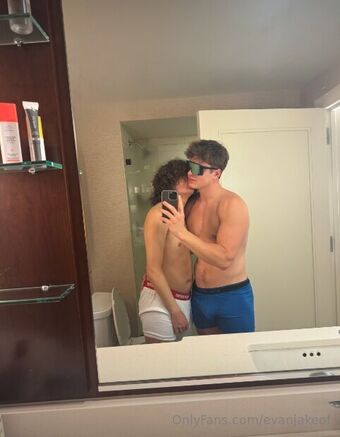 evanjakeof Голе фотографије OnlyFans 4