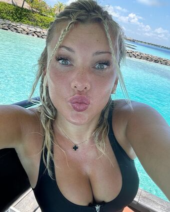 Evelyn Burdecki Голе фотографије OnlyFans 108