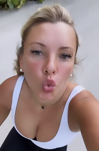 Evelyn Burdecki Голе фотографије OnlyFans 109