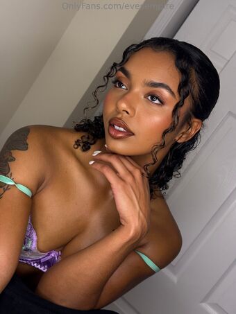 evesempire Голе фотографије OnlyFans 21