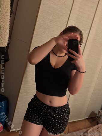 FleurSkywalker Голе фотографије OnlyFans 57