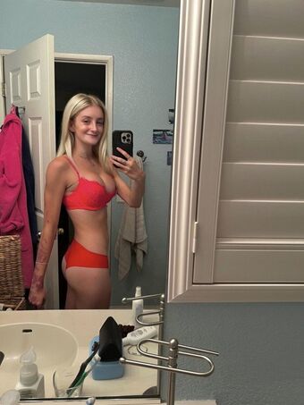 Hailey Sinclair Голе фотографије OnlyFans 4