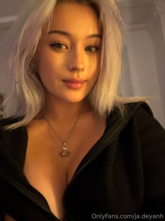 JadeyAnh Голе фотографије OnlyFans 137