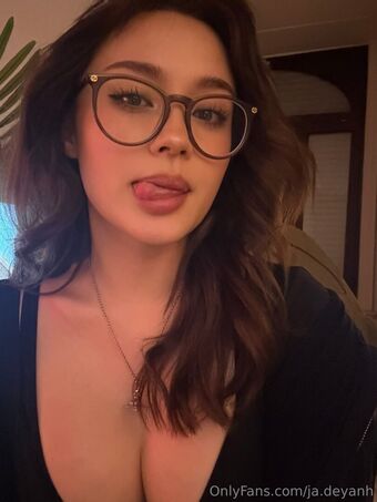 JadeyAnh Голе фотографије OnlyFans 162