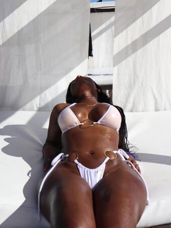 JulyBubbles Голе фотографије OnlyFans 55