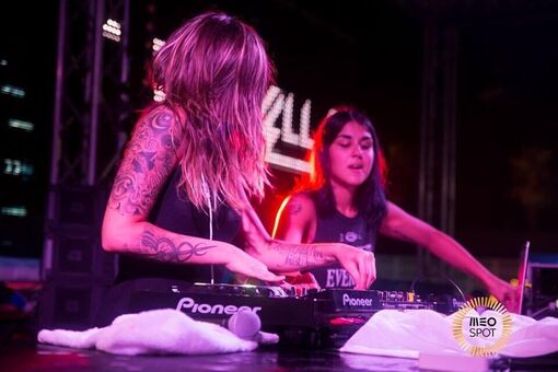 Krewella Голе фотографије OnlyFans 23