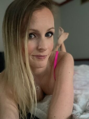Lily Devyne Голе фотографије OnlyFans 17