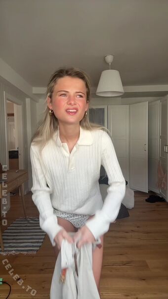 Lotta Emilie Stichler Голе фотографије OnlyFans 185