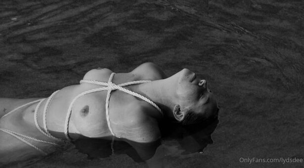 Lydsdee Голе фотографије OnlyFans 17