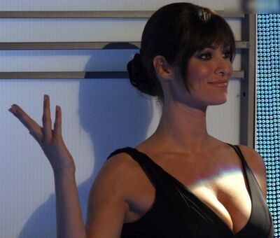 Manuela Arcuri Голе фотографије OnlyFans 2