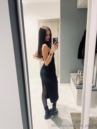 mia_evans