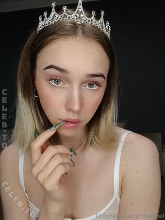 Mia Pixel Голе фотографије OnlyFans 10