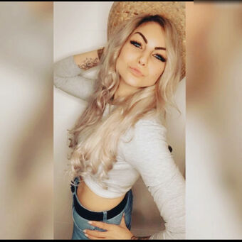 MonaRockt Голе фотографије OnlyFans 22