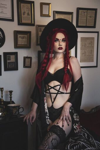 Monsa Isa Голе фотографије OnlyFans 3