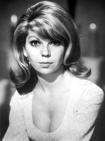 Nancy Sinatra Голе фотографије OnlyFans 7