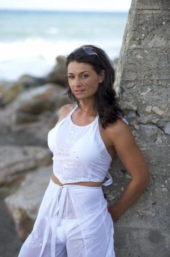 Natalie J Robb