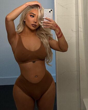 Nikita Dragun Голе фотографије OnlyFans 19