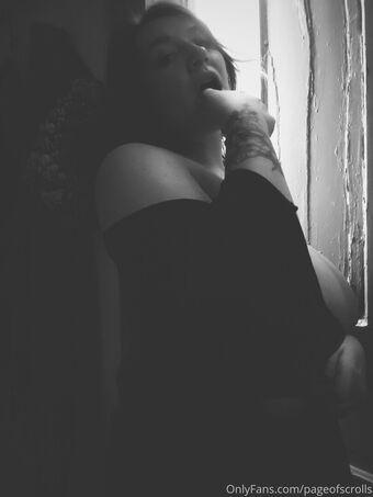 pageofscrolls Голе фотографије OnlyFans 52
