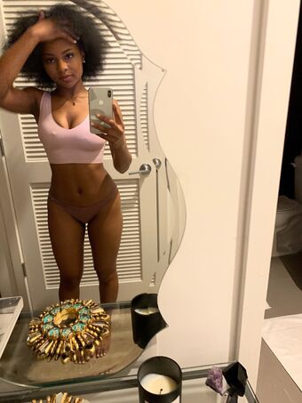 Saffronnn Голе фотографије OnlyFans 9