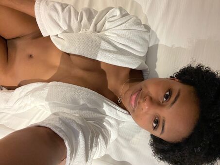 Saffronnn Голе фотографије OnlyFans 17