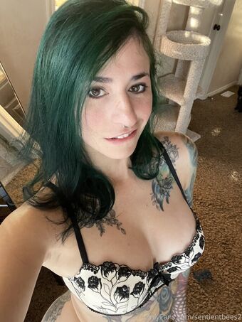 sentientbees2 Голе фотографије OnlyFans 5
