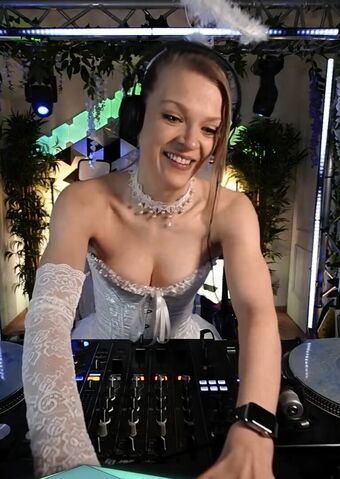 Sintica Голе фотографије OnlyFans 69