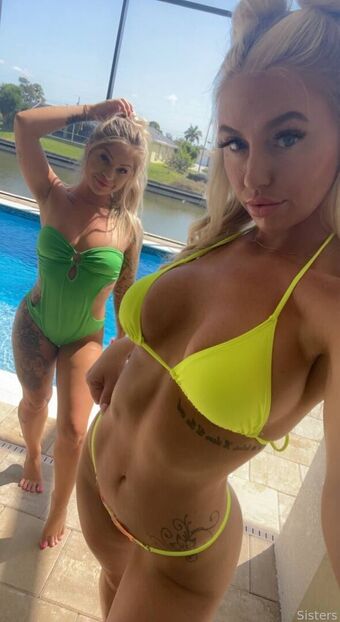Sisters Голе фотографије OnlyFans 12