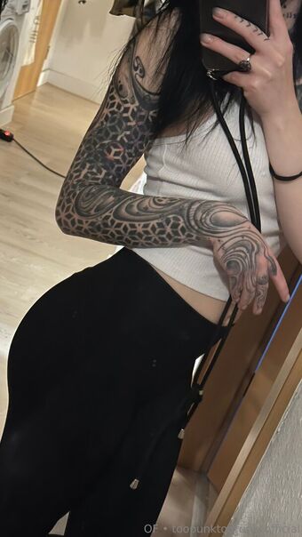 st.hell Голе фотографије OnlyFans 24