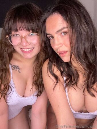 Willow Lin Голе фотографије OnlyFans 4