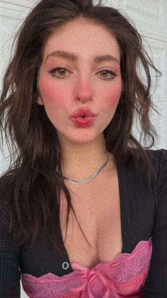 Willow Shields Голе фотографије OnlyFans 218