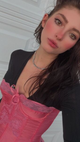 Willow Shields Голе фотографије OnlyFans 219